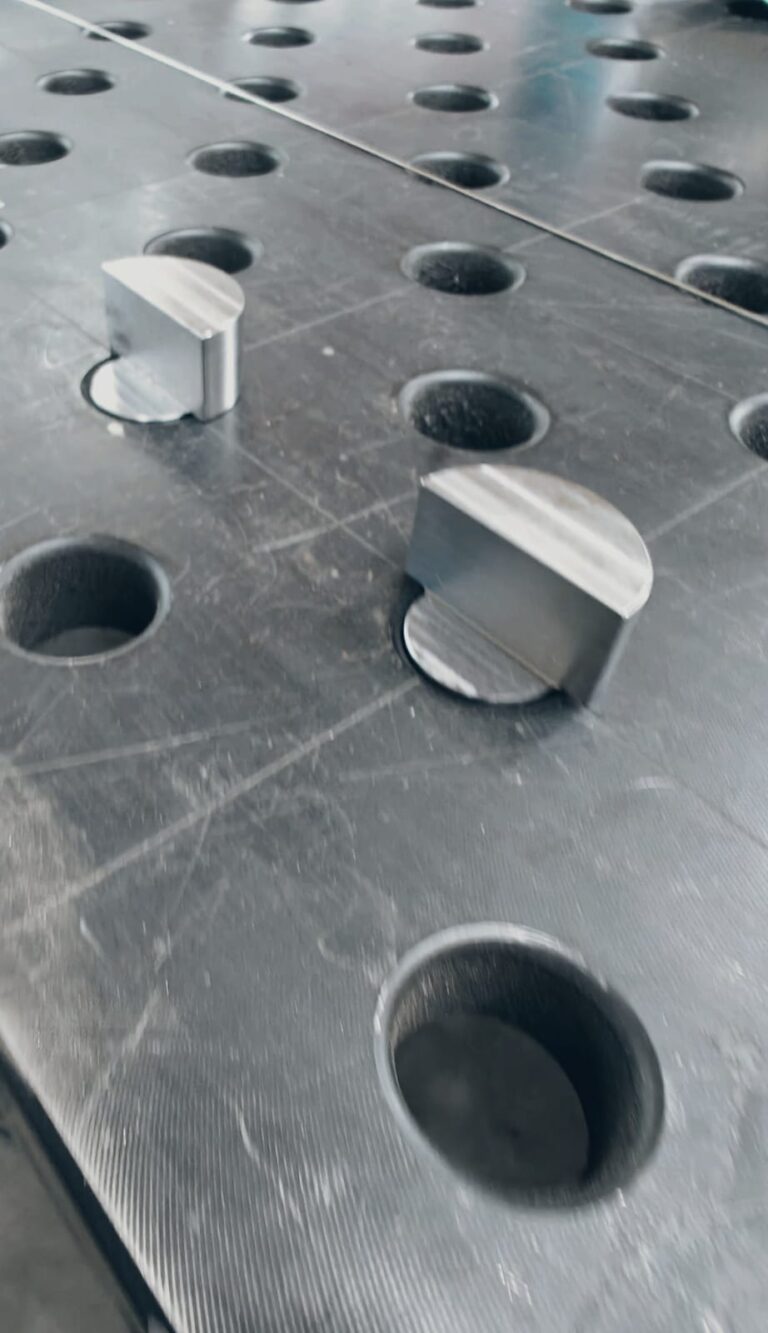 D28 Schulterbolzen in Schweißtisch