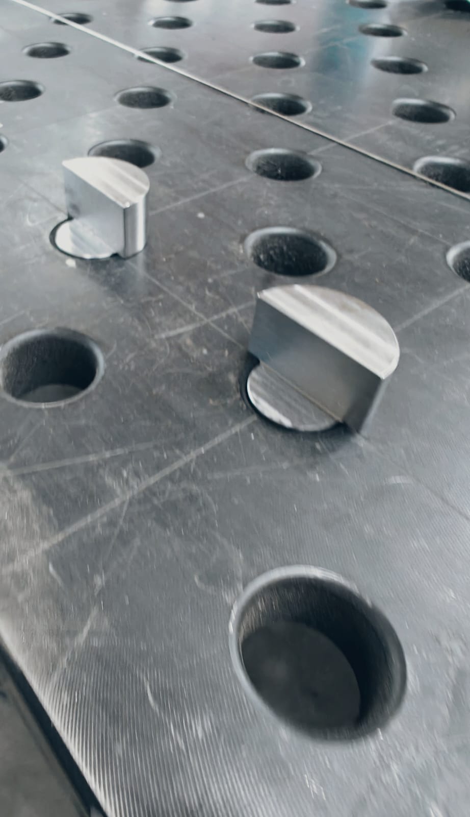 D28 Schulterbolzen in Schweisstisch D28 Schulterbolzen in Schweißtisch