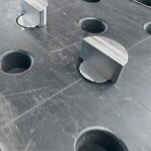 D28 Schulterbolzen in Schweißtisch